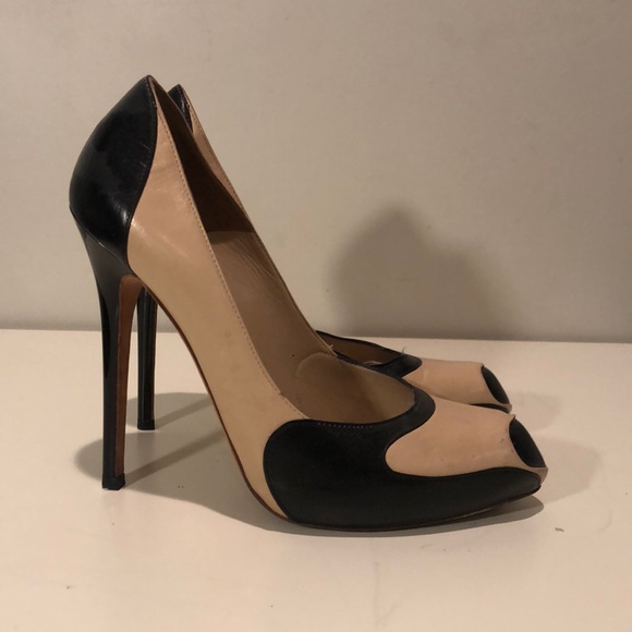 Alexander McQueen Nude Black Heart Toe Pumps - Picture 2 of 6